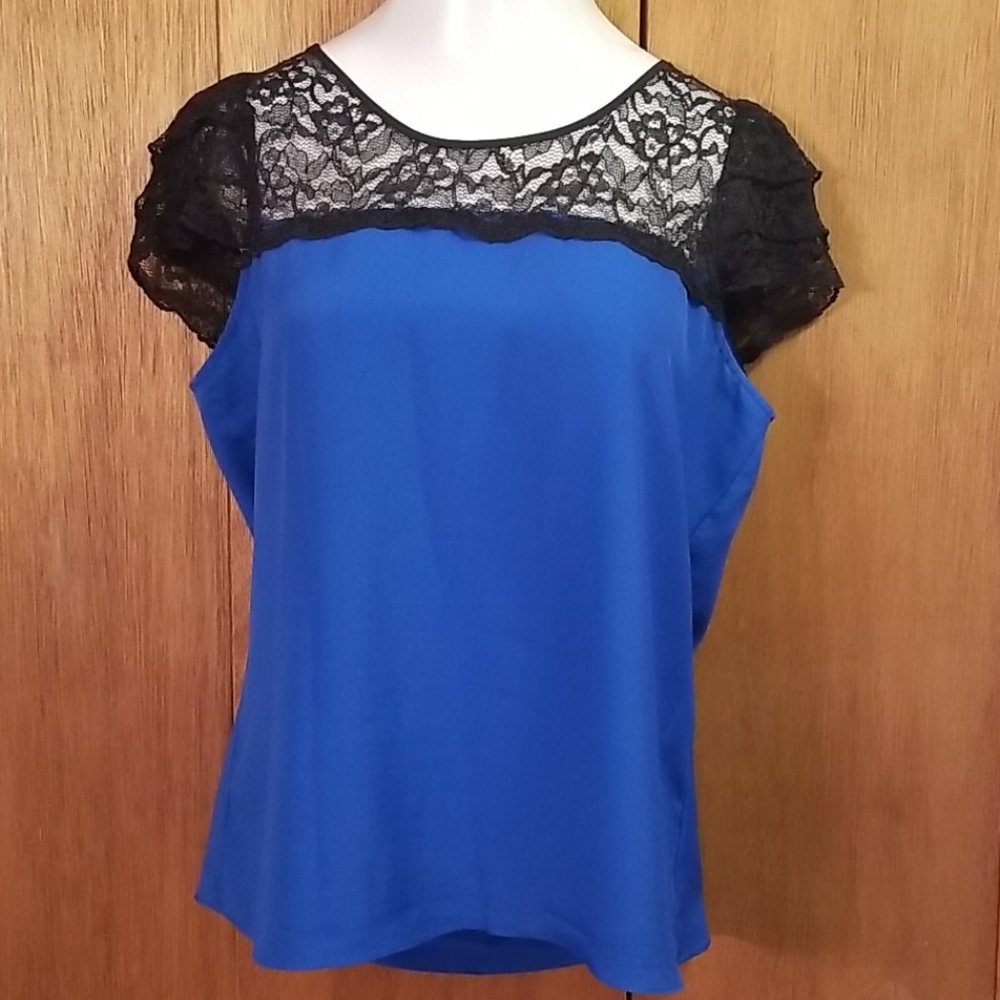 Express blouse with lace sleeves